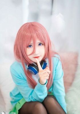 异国女人在巴黎