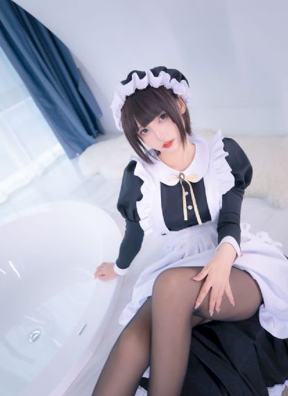 隔着衣服轻揉她的胸